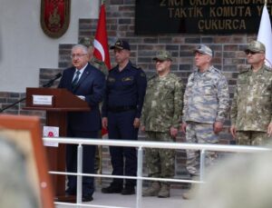 Bakan Güler, Hakkari’de Mehmetçik’le bayramlaştı