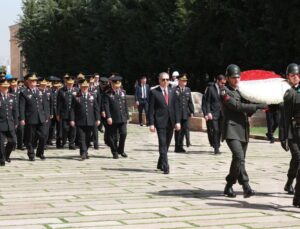 Bakan Yerlikaya Jandarma Teşkilatının 185’inci yılı dolayısıyla Anıtkabir’e gitti