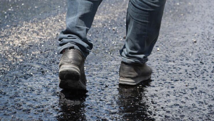 Denizli’de kavurucu sıcak asfaltı eritti!