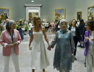 Emine Erdoğan İspanya Başbakanı’nın eşi Fernandez ile Prado Müzesi’ni gezdi
