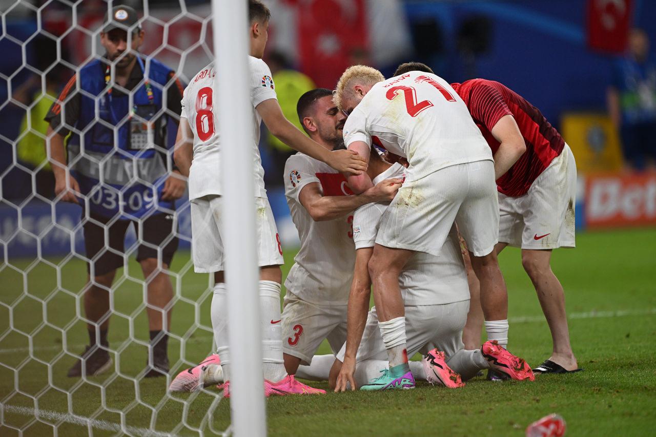 Almanya'nın ev sahipliğinde düzenlenen 2024 Avrupa Futbol Şampiyonası (EURO 2024) F Grubu'nda Çekya ile Türkiye takımları Hamburg'daki Volkspark Stadyumu’nda karşı karşıya geldi. Maçı 2-1 kazanan millilerimiz son 16'da Avusturya'nın rakiib oldu.