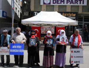 Evlat nöbetindeki annelerden evlatlarına ‘teslim olun’ çağrısı