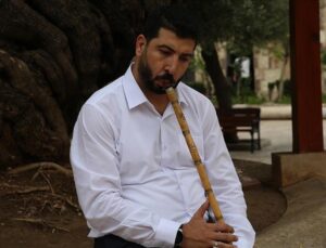 Hataylı imam, tarihi caminin avlusunda dinleti sunuyor