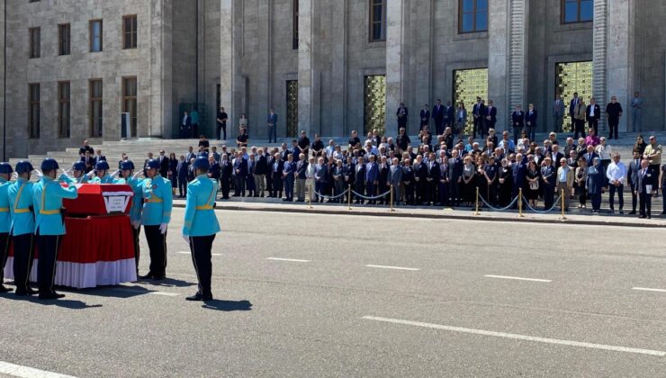 Hayatını kaybeden eski Dışişleri Bakanı Yakış için Meclis’te tören düzenlendi