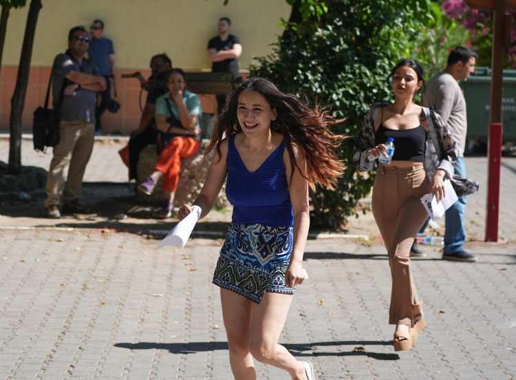 <p>Bazı öğrencilerin okullara geç kalmamak için koşarak geldiği görülürken, sınava son anda yetişen adaylara diğer velilerce alkışlarla moral verildi.</p><p>Sınava geç kalanlar öğrenciler ise binalara alınmadı.</p>