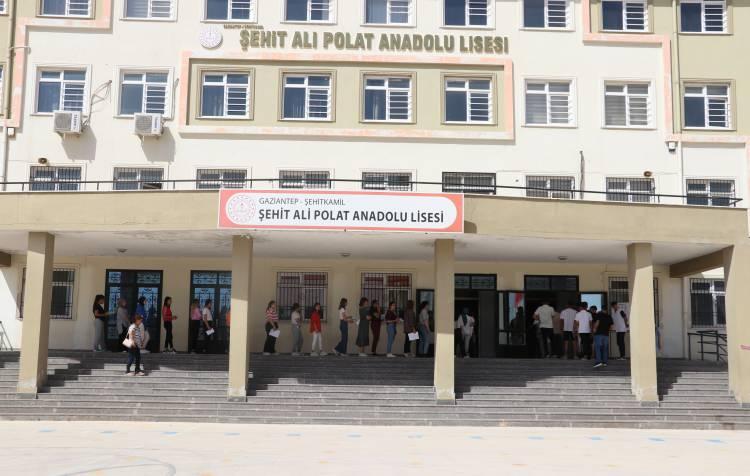 <p>YKS'nin ilk oturumu TYT'de ter döken adaylar, saat 12.15'ten itibaren sınavdan çıkmaya başladı.</p><p> </p>