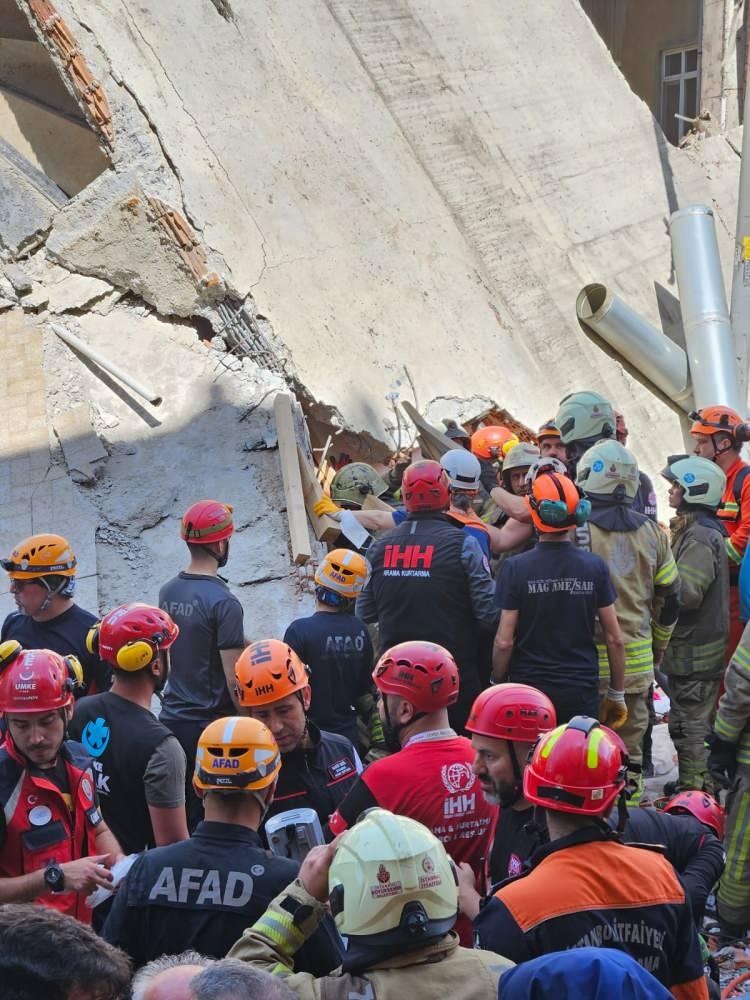 <p>Öte yandan, çöken bina park halindeki araçların üzerine yıkılırken, yoldan geçen belediye otobüsünde de hasar oluştu.</p><p> </p>