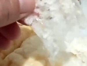 Markette ekmek aldı içinden çıkanı görünce şikayete koştu