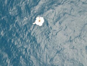 Salda Gölü’nün ortasında can pazarı: 9 yaşındaki kızı ölümün kıyısından kurtardı