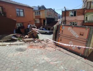 Şişli’de facianın eşiğinden dönüldü! Balkonu yıktı sonra yan yattı!
