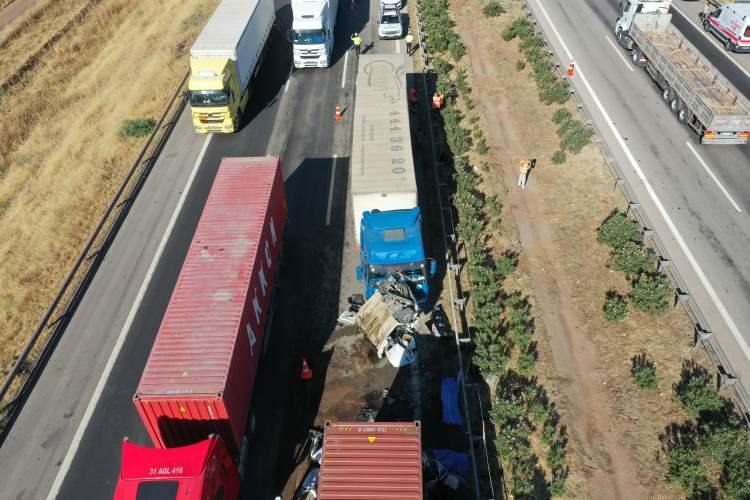 <p>Kazada, sürücüler Orhan Gül, Veysel Oduncu ile Gulsum Vaapova hayatını kaybetti, Bülent Aydınışık yaralandı.</p>