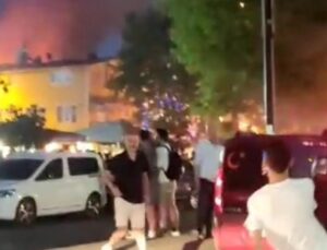 Tuzla’da iki katlı binanın çatısı alev alev yandı