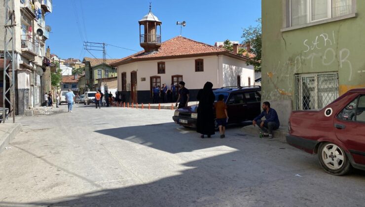 Üvey baba, oğlu ile kavga eden çocuğu bıçaklayarak öldürdü