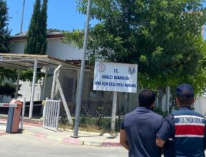 Yakınını ziyaret için gittiği cezaevinde mahkum olarak kaldı