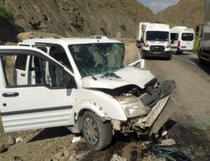 2 araç, kafa kafaya çarpıştı: 2’si ağır 13 yaralı