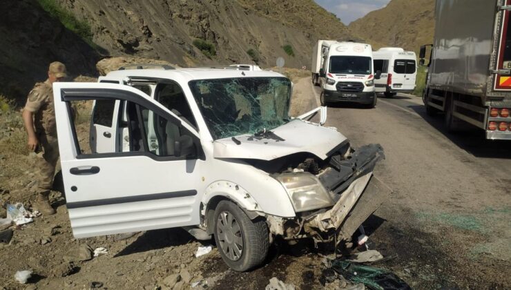 2 araç, kafa kafaya çarpıştı: 2’si ağır 13 yaralı