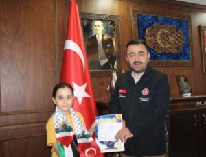 9 yaşındaki Betül 2 yıldır biriktiği harçlığını Gazze için bağışladı