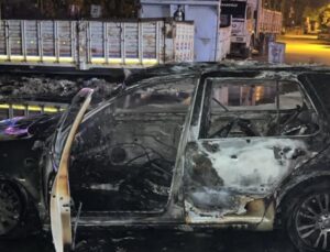 Adana’da park halindeki otomobil yandı