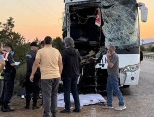 Afyonkarahisar’da feci kaza: Yolcu otobüsü kamyona arkadan çarptı!