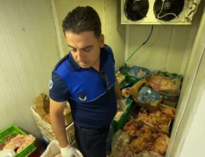Avcılar’da çevreye yayılan koku, bozuk tavuk eti deposunu ortaya çıkardı