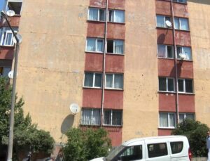 Bahçelievler’de tedirgin eden görüntü! Binaların cephesinde çatlak, zemininde boşluk