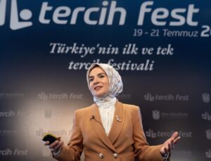Bakan Göktaş: ‘Uzun süre arkadaşlarım yanımda fotoğraf vermek istemedi’