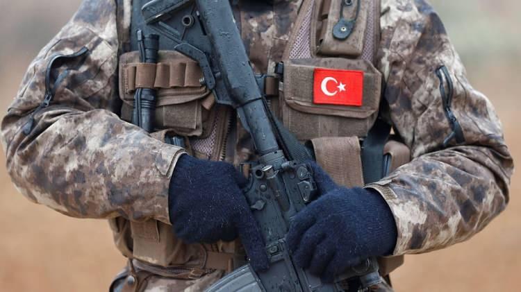 <p><strong>HABER7</strong></p><p>Yunanistan Sağlık Bakanı Georgiadis, Cumhurbaşkanı Erdoğan'ın söylediği "Bir gece ansızın gelebiliriz" sözlerine karşılık ”Asıl biz satın aldığımız F-35’lerle bir gece ansızın Türkiye’de olabiliriz.” tehdidinde bulundu.<br /> </p><p>Bu küstah açıklama sonrası Türkiye ve Yunanistan'ın askeri güçleri merak konusu oldu.<br /> </p><p>İşte Türkiye ve Yunanistan'ın en detaylı karşılaştırması. </p><p> </p>