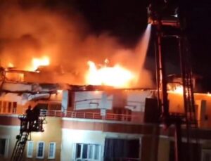 Batman’da çıkan yangında alevler geceyi aydınlattı