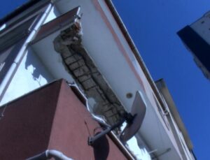Bayrampaşa’da bir binanın balkonu çöktü