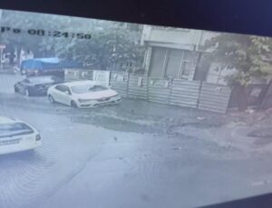 Bayrampaşa’da yol çöktü: 2 araç açılan çukura düştü