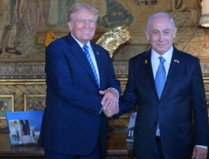 Donald Trump, ABD Kongresi'nde ayakta alkışlanan Netanyahu'yu ünlü malikanesinde ağırladı – Dünyadan Haberler | Dış Haberler
