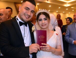 Ebrar Sitesi’nde sağ bacağını kaybeden Tuğçe evlendi