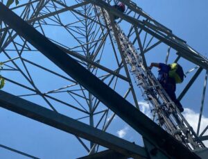 Elektrik direğindeki baz istasyonunu onarırken bayıldı, AFAD ve İtfaiye kurtardı