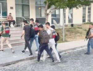 Evde 3 kaçak göçmen yakalandı, organizatör tutuklandı