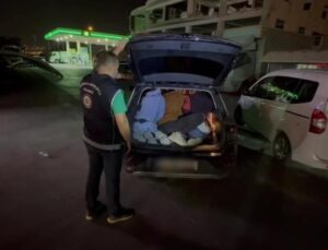 Hatay’da durdurulan aracın her yerinden kaçak göçmen çıktı!