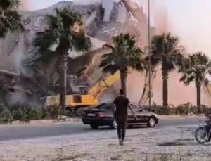 Hatay’da 9 katlı bina iş makinesinin darbesiyle yerle bir oldu