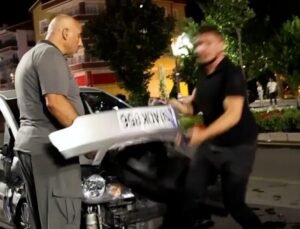 Hırsından aracın tamponunu söktü: Gazetecilerin üstüne fırlattı!