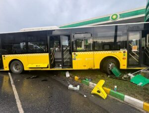 İETT otobüsü 3 araca çarpıp akaryakıt istasyonuna daldı: 1’i ağır 3 yaralı