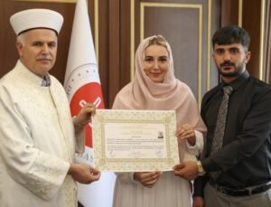 İngiliz Emily nişanlısı sayesinde Müslüman olarak Emine ismini aldı