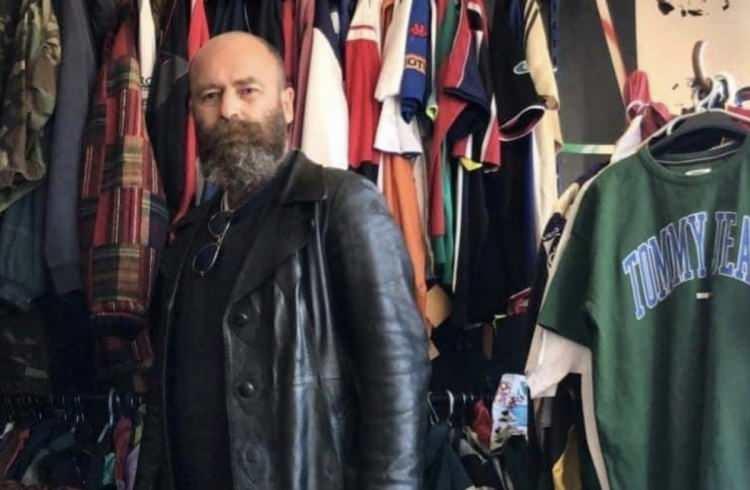 <p><strong>DEFALARCA ŞİKAYET EDİLDİ</strong></p><p>Bölge esnafı ise daha önce defalarca elektrik kaçağını şikayet ettiğini söyledi.</p><p>Bölgede incelemelerde bulunan Avukat Çiçek Sırma da, olayda ihmallerin olduğunu ifade etti.</p><p>Şikayetlere rağmen önlem alınmadığını aktaran Sırma, "Rögardan elektrik akımının geçtiği sabit olup, daha öncede elektrik kabloların yanması nedeniyle rögardan dumanlar çıkmaktadır. Olayın marketle bir ilgisinin olmadığı açık. Bu sorumlular bilirkişilerce tespit edilecektir" dedi.</p><p>Hayatını kaybeden Özge Ceren Deniz'in memleketi Osmaniye'de defnedileceği öğrenilirken, İnanç Öktemay'ın ise bugün Buca ilçesinde toprağa verileceği öğrenildi.</p><p> </p>