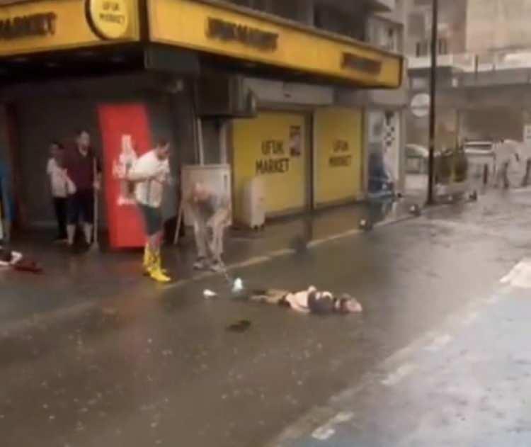 <p>Yüksek voltajlı elektriğe maruz kalan talihsiz kurbanlar önce çevredekilerin müdahalesiyle akımdan kurtarıldı, daha sonra ise sağlık ekiplerinin ilk müdahalesinin ardından hastaneye kaldırıldı.</p>