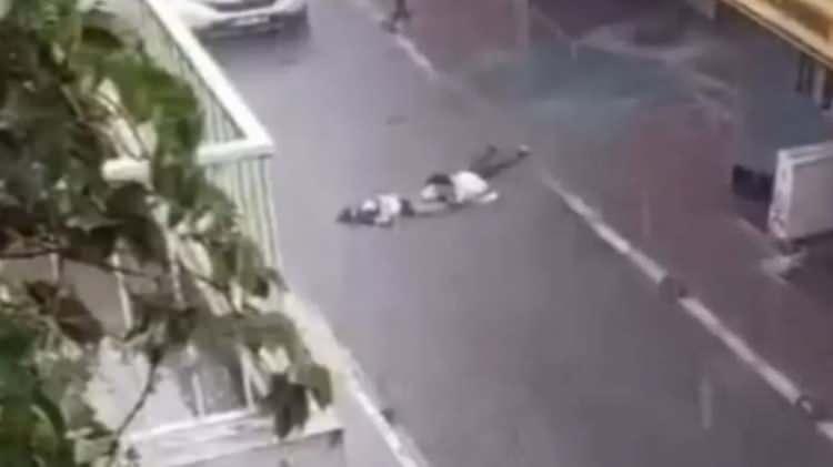 <p><strong>OCAK AYINDA MAZGALDAN DUMAN ÇIKARKAN GÖRÜNTÜLENDİ</strong></p><p> </p><p>Öte yandan, 9 Ocak 2024 dönemine ait görüntülerde ise yine yağmur sırasında mazgalların olduğu noktada dumanların çıktığı kameralarca kaydedildi.</p><p> </p><p>Bir başka görüntü olan 4 Ocak 2024 tarihinde ise belediye ekiplerinin bölgede balyozlarla çalışmalar yaptığı görüntülerde yer alıyor.</p><p> </p>