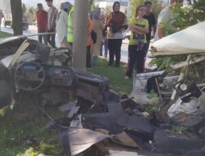 Kahramanmaraş’ta feci kaza: Direğe çarpan otomobil ikiye bölündü!