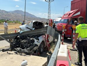 Kamyonla çarpışan otomobil bariyerlere saplandı