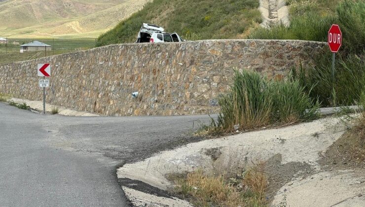 Kara yolundaki çukura giren otomobil istinat duvarını aştı