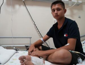 Köpek saldırısından kaçarken ayağına demir saplandı!