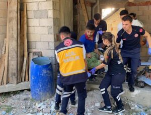 Korkunç kaza: İnşaattan düşen işçinin bacağına demir saplandı