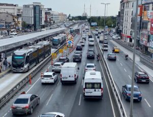 Küçükçekmece’de İBB’nin yol çalışması trafik çilesine döndü