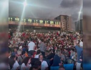 Marmaray makinisti milli maçı taraftarla beraber izledi