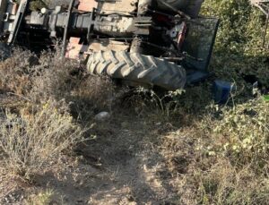Mevsimlik işçileri taşıyan traktör devrildi: Ölü ve yaralılar var!